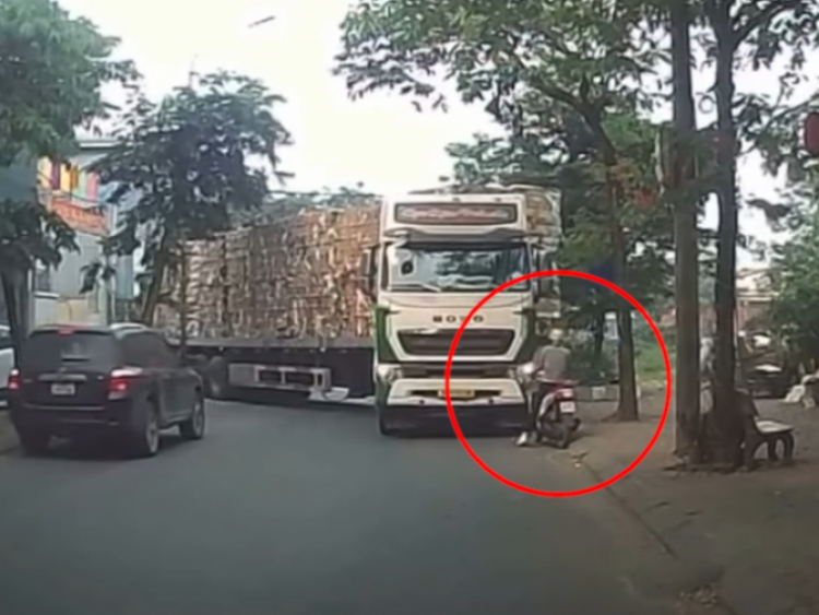 Clip: Hết hồn Ninja đứng lì, thi gan với xe đầu kéo đang vào cua