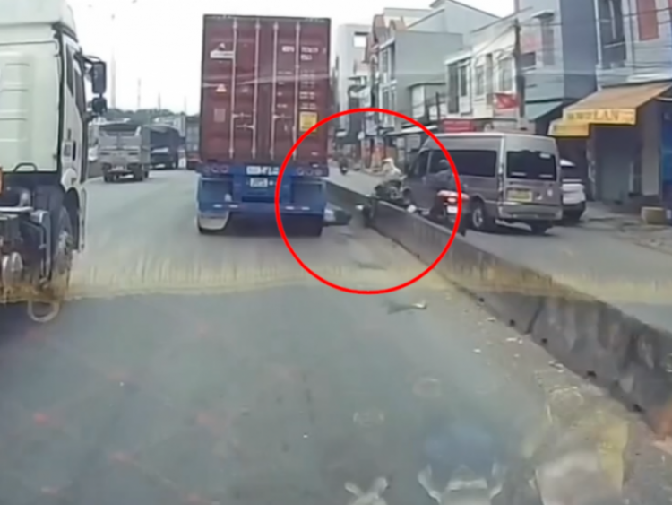 Clip: Rùng mình cả gia đình thoát nạn trong gang tấc dưới bánh xe container