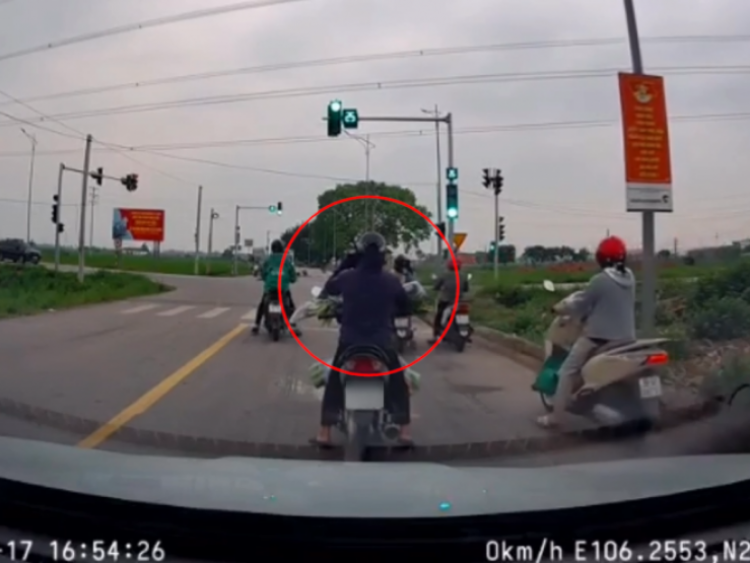 Clip: Ngao ngán người phụ nữ nghe điện thoại giữa đường, mặc ô tô phía sau bấm còi