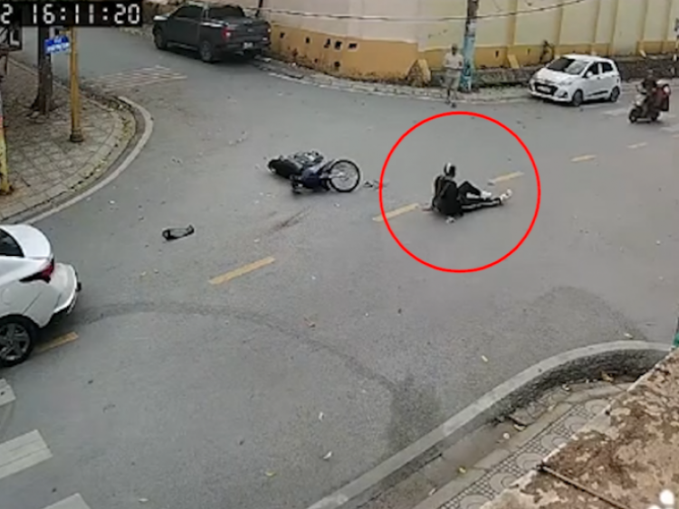 Clip: Qua ngã tư phóng nhanh, thanh niên đâm ô tô rồi “ngồi dỗi” giữa đường