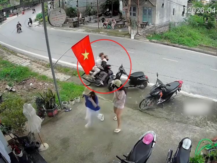 Clip: Hú hồn hai cô gái bỏ chạy khi “racing boy” phóng xe lao thẳng vào