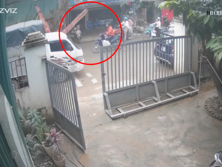 Clip: Hú hồn cầu dẫn tuột khỏi xe đầu kéo, rơi xuống đường suýt trúng xe máy