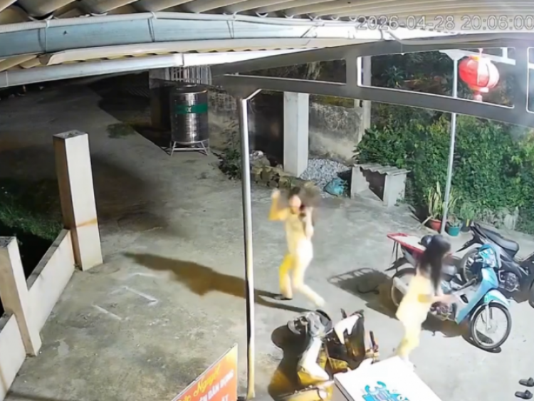 Clip: Xe điện mất phanh, hai cô gái lao thẳng vào cột sắt trong sân nhà