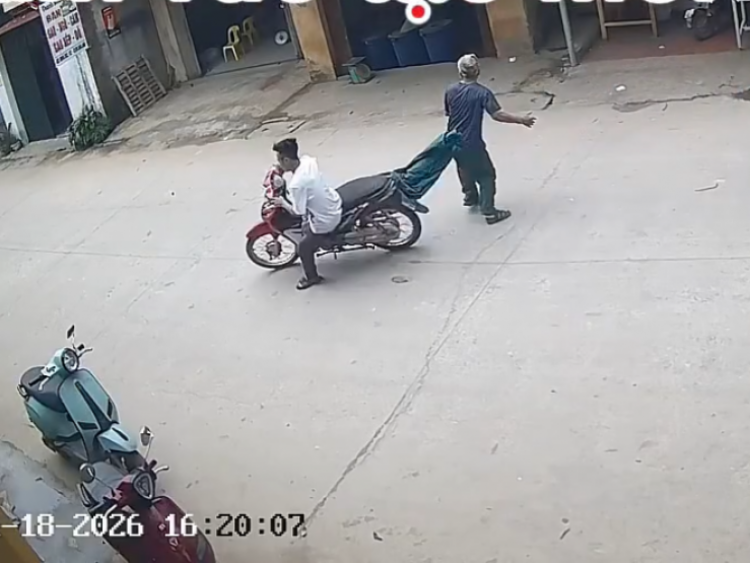 Clip: Khi 49 gặp 50, thanh niên đâm trúng người đi bộ giữa đường nghe điện thoại