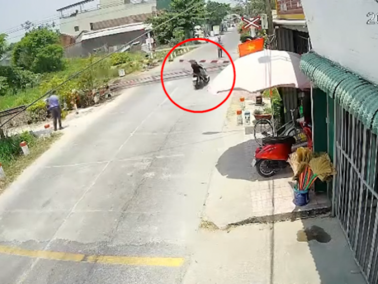 Clip: Thanh niên say xỉn “hạ gục” thanh chắn tàu rồi ngã nhào xuống đường ray