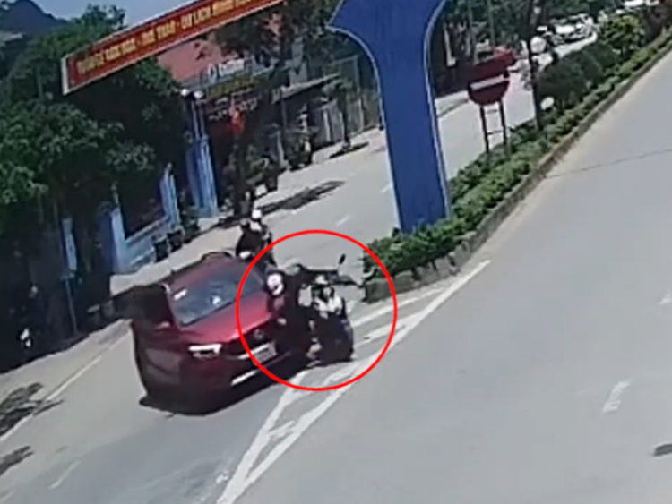 Clip: Ô tô quay đầu ẩu, người đi xe máy bị hất văng trượt dài trên đường