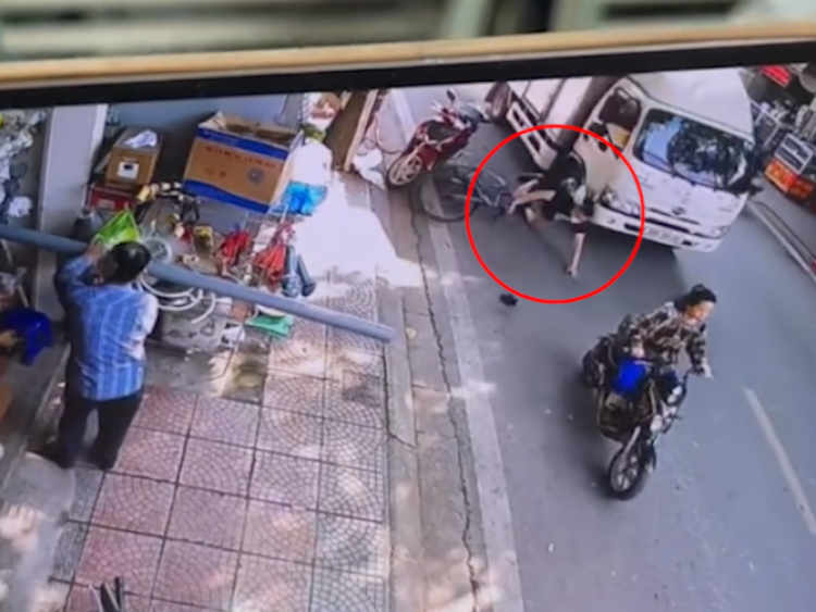 Clip: Thót tim người đàn ông đi xe đạp ngã ra đường, thoát nạn trước bánh ô tô
