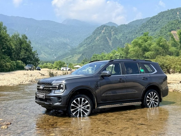 Cận cảnh Ford Everest động cơ xăng 2.3 mới, giá 1,63 tỷ đồng