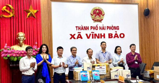 Thời báo Văn học nghệ thuật tặng sách và phát động Cuộc thi sáng tác truyện ngắn Cây bút Xanh tại xã Vĩnh Bảo, TP Hải Phòng