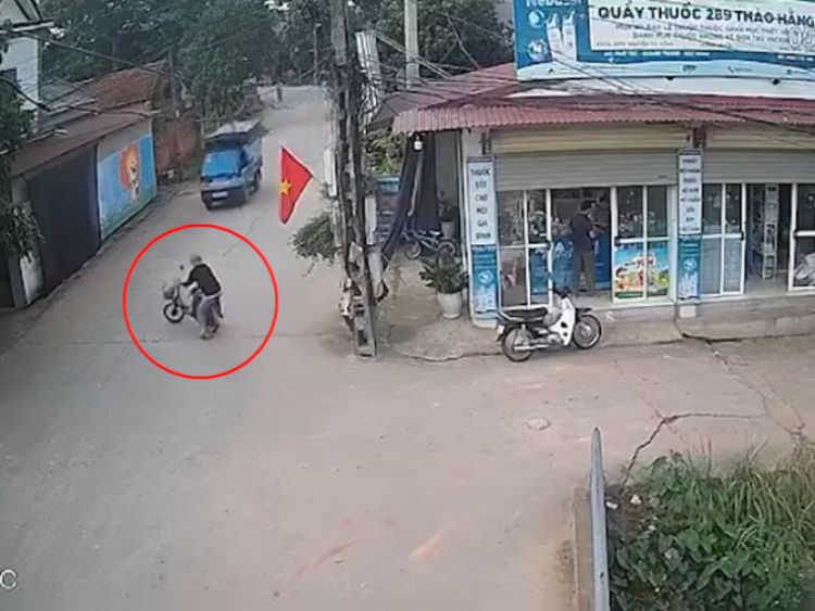 Clip: Thấy ô tô lao tới, cụ ông hoảng hốt bỏ xe đạp điện nhảy xuống đường