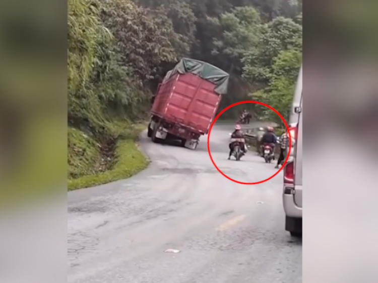 Clip: Thót tim xe máy liều lĩnh lách qua ô tô tải nghiêng ngả trên đèo dốc