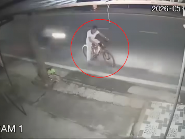 Clip: Thanh niên bàng hoàng bị xe máy đâm bay cả xe đạp bên lề đường