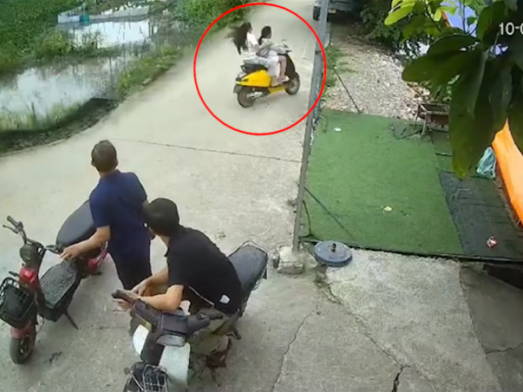 Clip: “Dở khóc dở cười” hai cô gái ôm cua mất lái, lao thẳng xuống nước bên đường