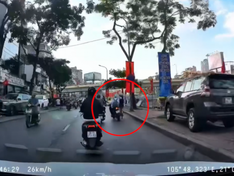 Clip: Bức xúc nam sinh lạng lách đâm ngã cô gái rồi thản nhiên phóng xe bỏ đi