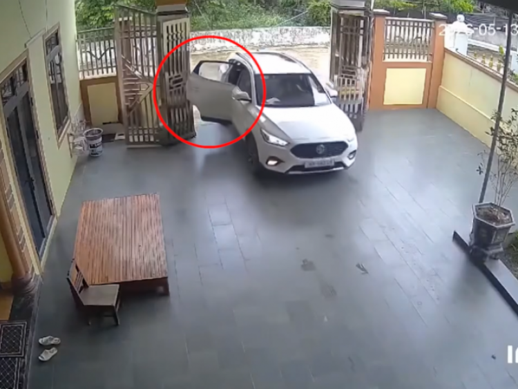Clip: Lùi xe bất cẩn, nữ tài xế làm hỏng cánh cửa xe