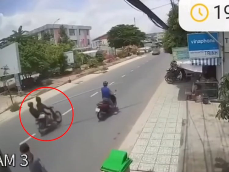 Clip: Hãi hùng hai thanh niên đâm trúng thanh sắt rồi lao trực diện vào ô tô