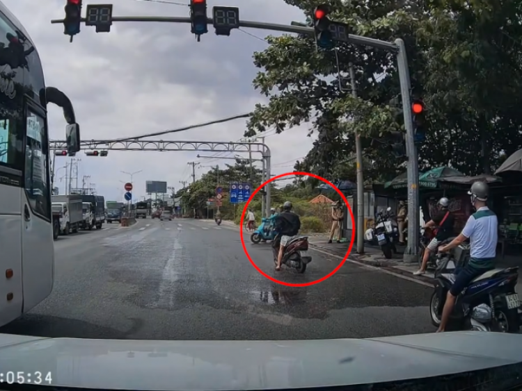 Clip: Thanh niên vượt đèn đỏ và pha “quay xe” cực gắt
