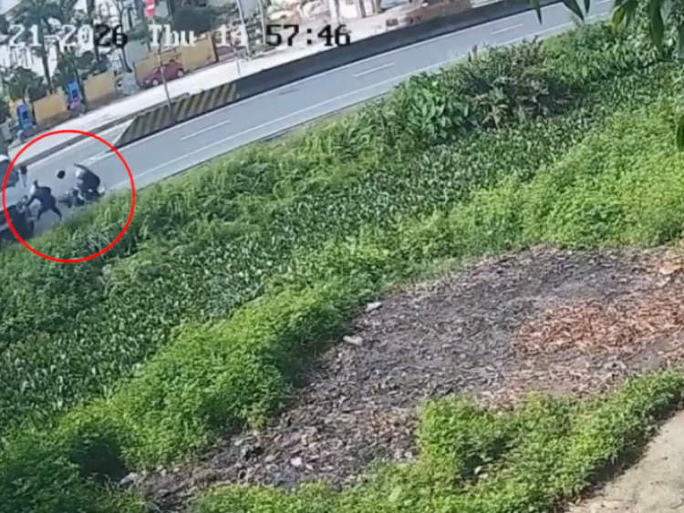 Clip: Kinh hoàng xe máy bị ô tô tải quay đầu ẩu hất văng xuống mương