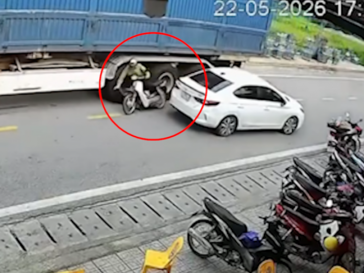 Clip: Xe máy vượt ẩu bị kẹp giữa hai ô tô