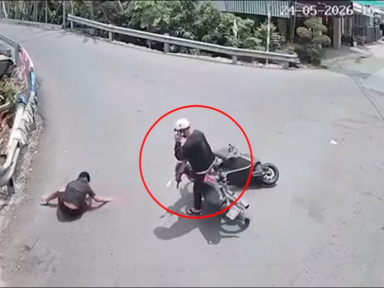 Clip: Vừa nghe điện thoại vừa rẽ ẩu, thanh niên khiến xe đối diện ngã sõng soài