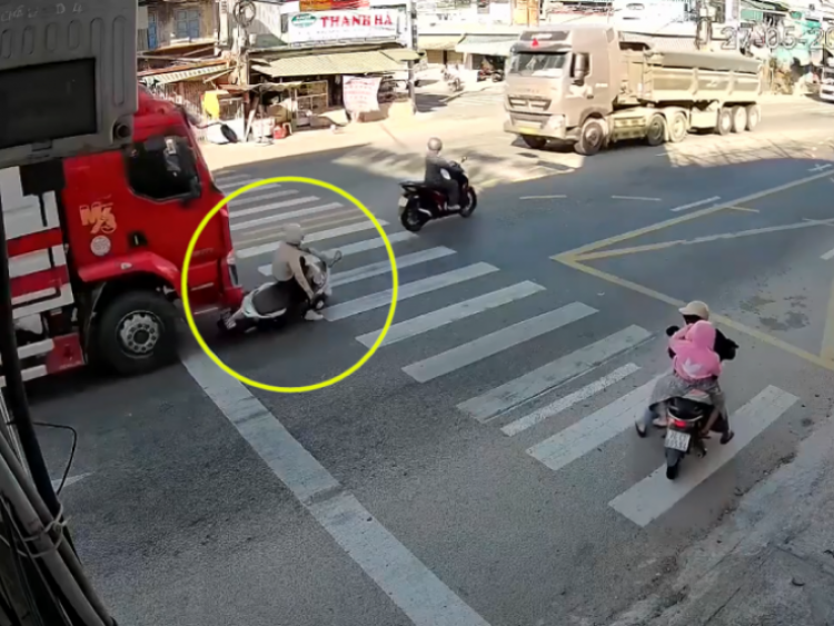 Clip: Thót tim cô gái bị xe tải cuốn vào gầm, thoát chết trong gang tấc