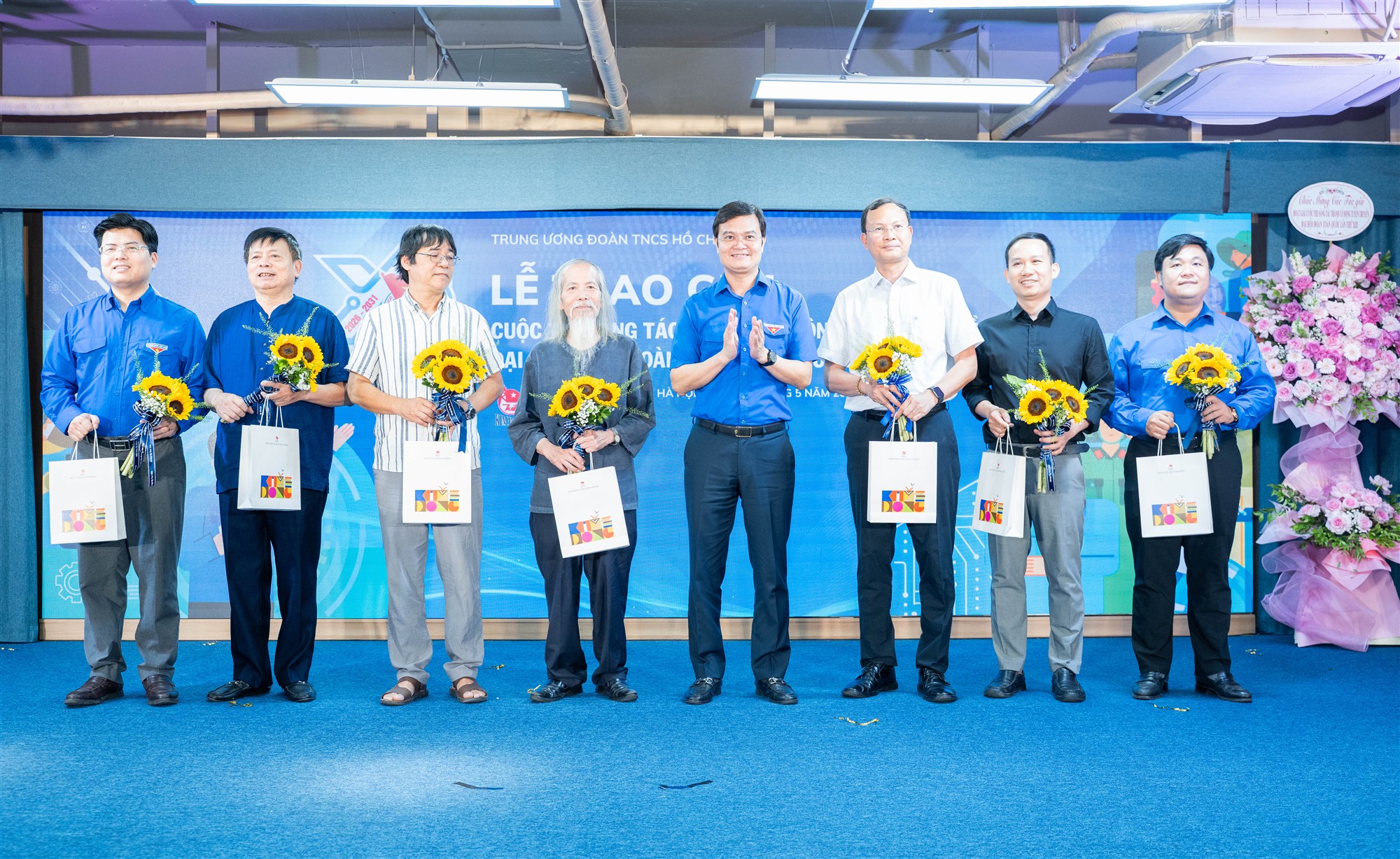 Tranh cổ động góp phần cổ vũ, lan tỏa tinh thần Đại hội Đoàn toàn quốc lần thứ XIII - 2