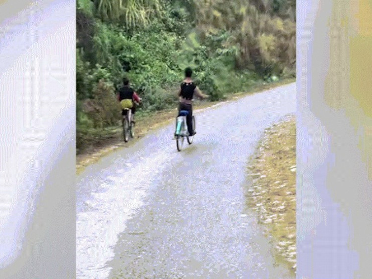 Clip: “Dở khóc dở cười” bé trai thả hai tay đi xe đạp rồi lao thẳng xuống cống