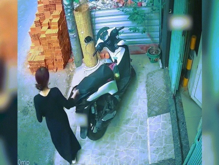 Clip: Khó đỡ người phụ nữ quăng luôn chìa khóa vào cốp rồi đóng sập lại