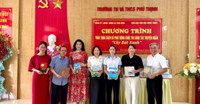 Thời báo Văn học nghệ thuật tặng sách và phát động Cuộc thi Sáng tác truyện ngắn “Cây bút xanh” tại xã Thái Bình, tỉnh Tuyên Quang
