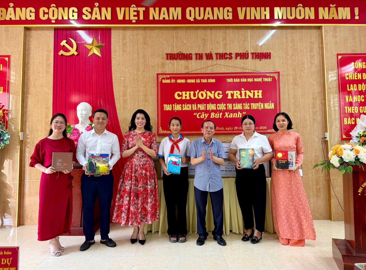 Thời báo Văn học nghệ thuật tặng sách và phát động Cuộc thi Sáng tác truyện ngắn “Cây bút xanh” tại xã Thái Bình, tỉnh Tuyên Quang - 5