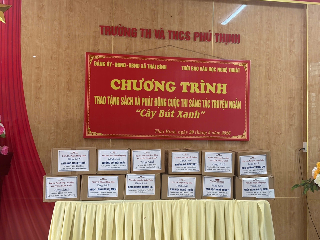 Thời báo Văn học nghệ thuật tặng sách và phát động Cuộc thi Sáng tác truyện ngắn “Cây bút xanh” tại xã Thái Bình, tỉnh Tuyên Quang - 1