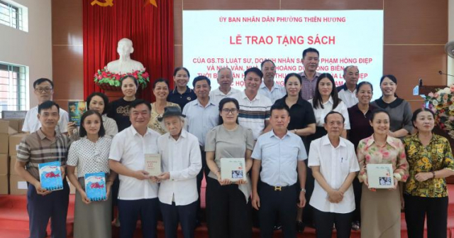 Trao tặng sách và phát động Cuộc thi sáng tác truyện ngắn “Cây bút xanh” tại phường Thiên Hương, TP Hải Phòng