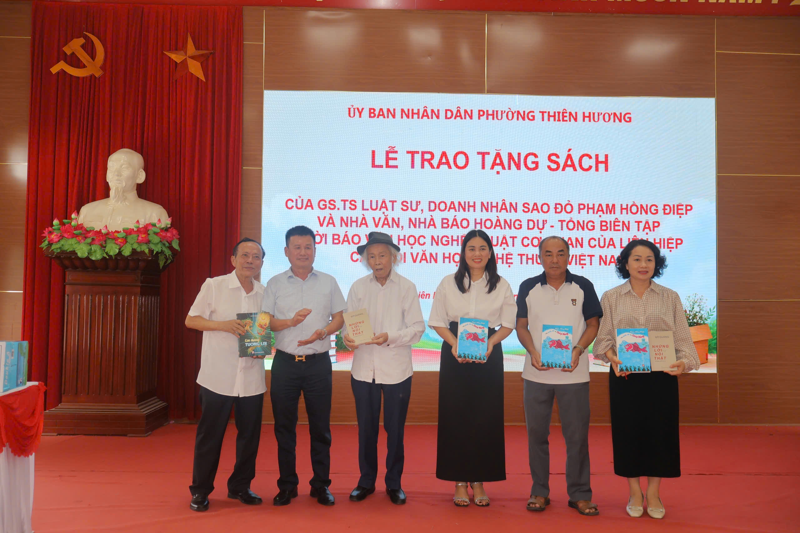 Trao tặng sách và phát động Cuộc thi sáng tác truyện ngắn "Cây bút xanh" tại phường Thiên Hương, TP Hải Phòng - 3