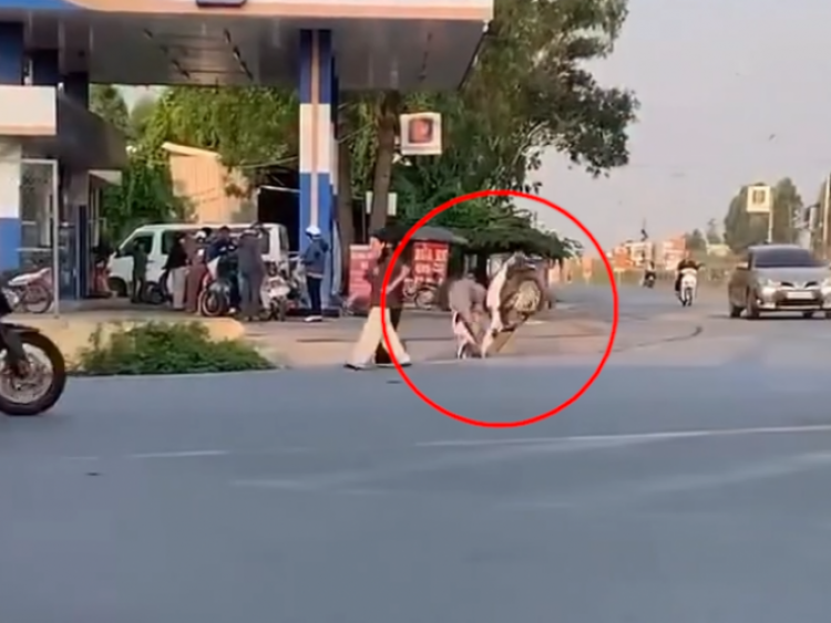 Clip: Mải nhìn “nơi khác”, người đàn ông phóng xe cắm thẳng xuống rãnh thoát nước