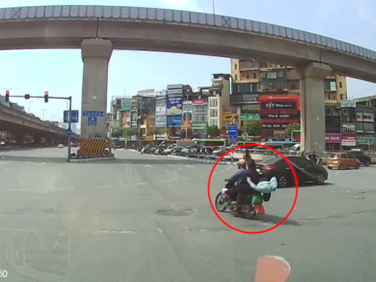 Clip: “Dở khóc dở cười” người phụ nữ rơi khỏi xe máy khi đang vượt đèn đỏ