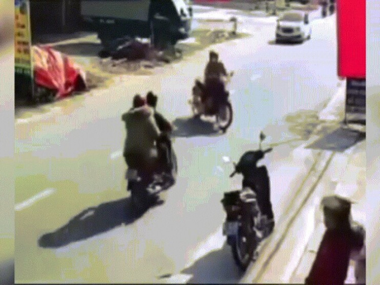 Clip: Tránh phụ nữ sang đường, xe máy đâm ô tô rồi hất văng hai người lên capo