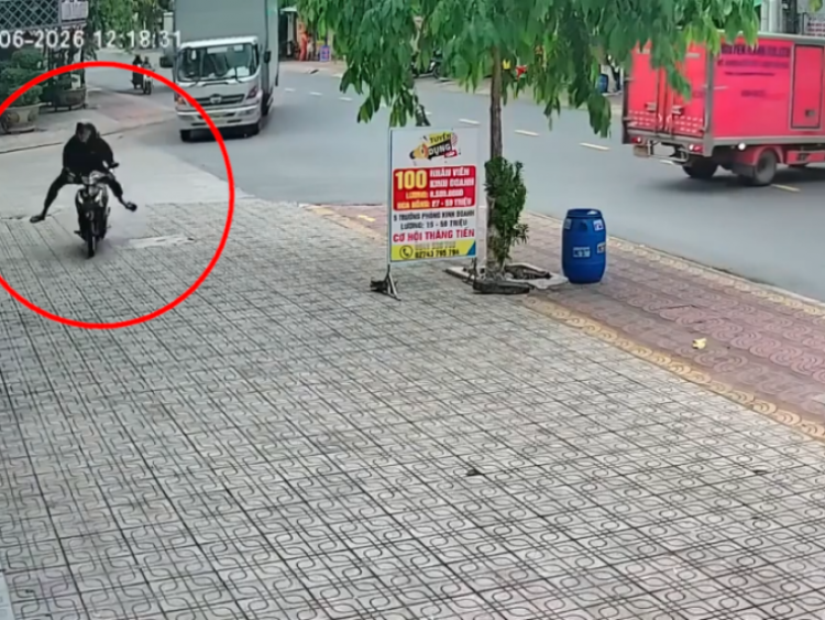 Clip: Lách ô tô rẽ phải để vượt, xe máy lao lên vỉa hè rồi đâm vào nhà dân