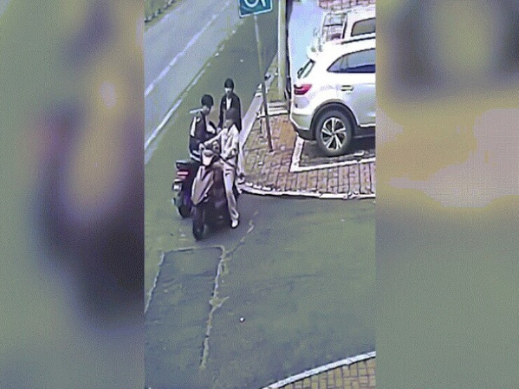 Clip: Hú hồn xe điện không người lái lao qua ngã tư, đâm ô tô chờ đèn đỏ cực mạnh