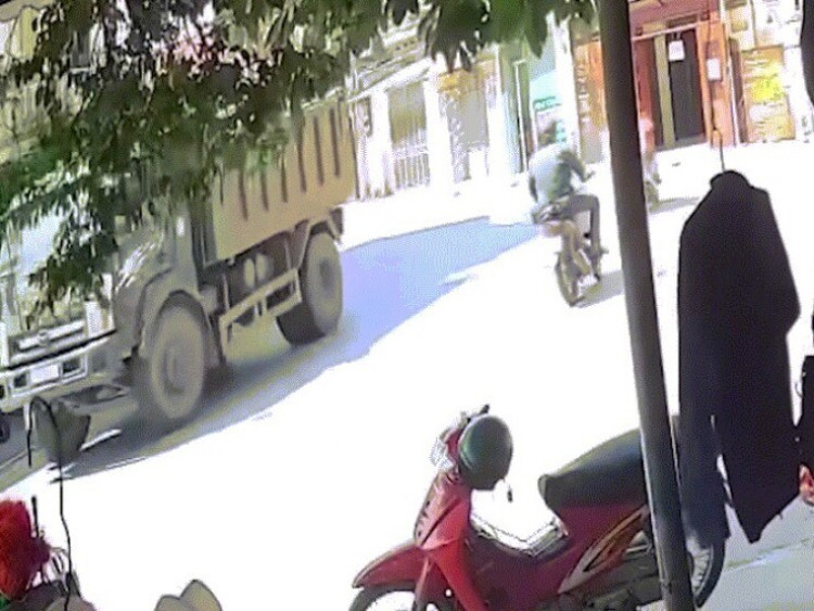Clip: Ôm cua tốc độ cao, thanh niên phóng xe chui tọt vào nhà dân