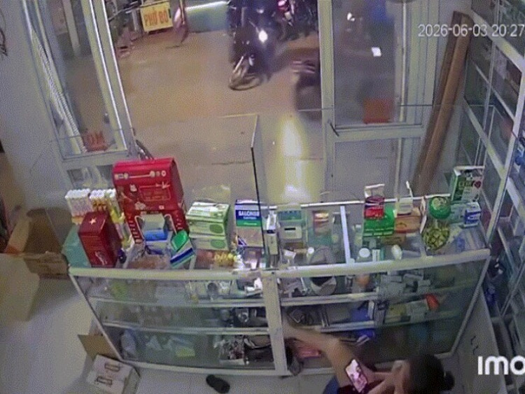 Clip: Định quay đầu xe, thanh niên nhận cái kết “xoay như chong chóng”