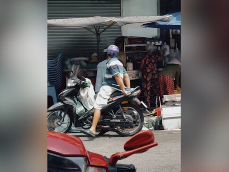 Clip: Dễ thương khoảnh khắc người chồng lấy áo che yên xe cho vợ giữa trời nắng