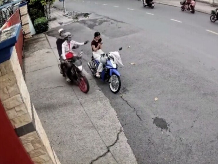 Clip: Cô gái bất lực nhìn điện thoại bị giật mất giữa ban ngày trong tích tắc