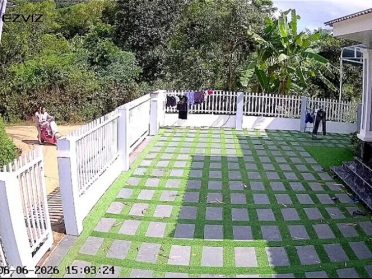 Clip: Hết hồn hai nữ sinh ôm cua rồi lao thẳng vào cổng sắt nhà dân cực mạnh