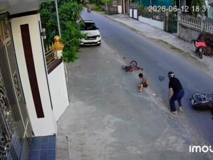 Clip: Thót tim “khối nghỉ hè” sang đường từ điểm mù, xe máy không kịp trở tay