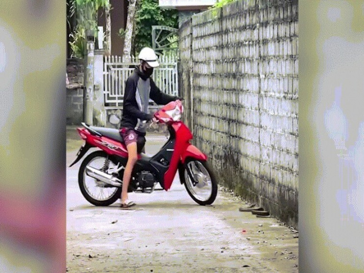 Clip: Dùng bánh xe máy chèn rắn, thanh niên nhận màn phản đòn hú vía