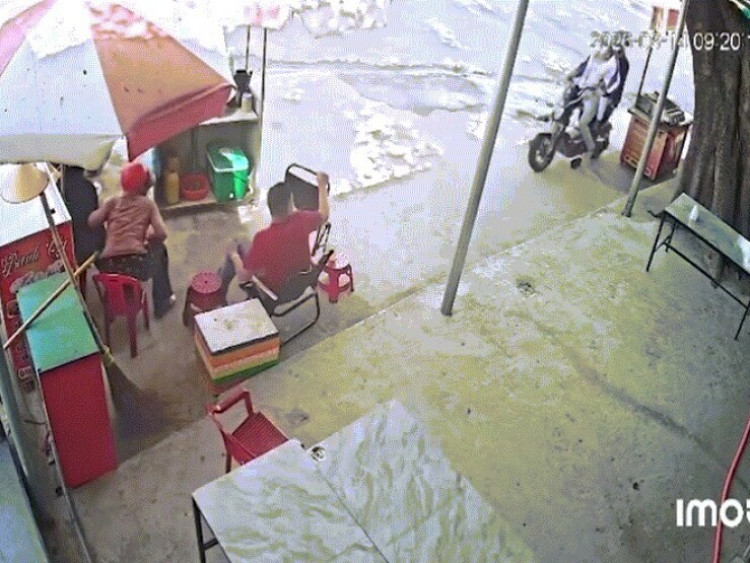 Clip: Đang ngồi uống nước, người đàn ông tá hỏa vì xe đạp điện lao tới