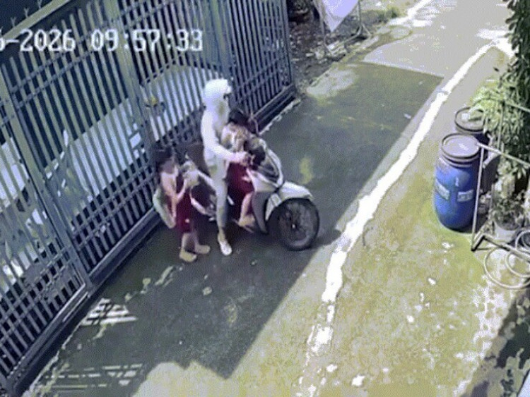 Clip: “Dở khóc dở cười” với pha đón con đi học, mẹ vô tư để quên bé phía sau