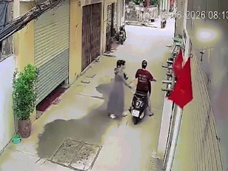 Clip: Vừa ngồi lên yên xe máy, cô gái ngã “chổng vó lên trời”