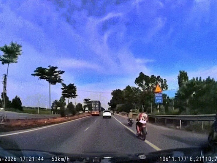 Clip: Phóng như bay trên đường, 4 thanh niên ngã văng sau cú va chạm liên hoàn