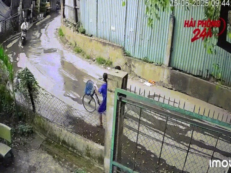 Clip: Khúc cua “ám ảnh”, hàng loạt người đi xe máy trượt ngã liên tiếp